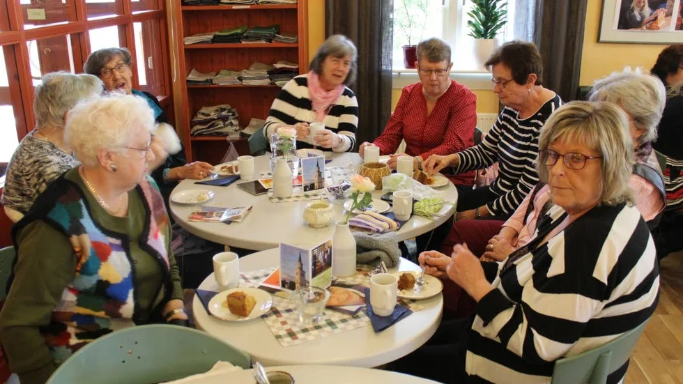 Café med stickning. Varje torsdag anordnas ett stickcafé på Mariagården. Ett 20-tal kvinnor brukar dyka upp, för att sticka, umgås och fika.