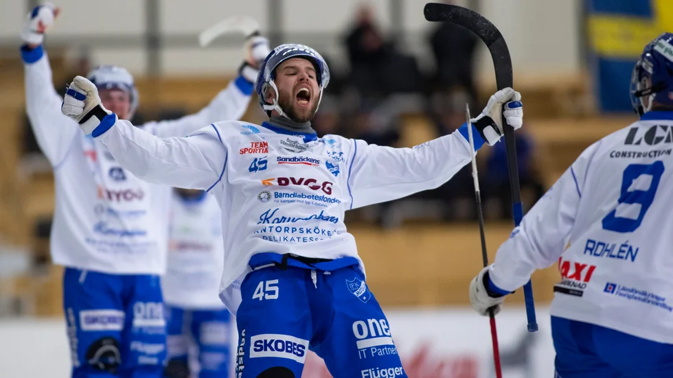 Jonas Enander skriker ut sin glädje efter att ha slagit in IFK Motalas segermål mot Rättvik. IFK vann nu med 5-4 efter en galen vändning sista 20 minuterna.