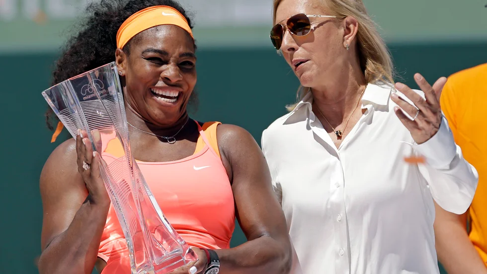 Martina Navratilova, höger, går till attack mot Australian Open. Arkivbild.