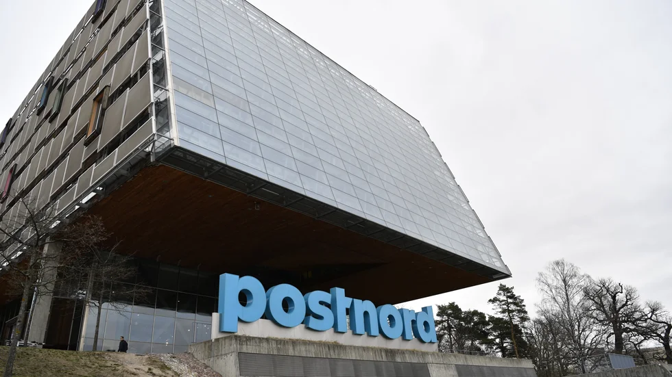 Stig Svallhammar i Strängnäs tycker att Postnord har dålig service. Han måste åka till Solberga för att hämta paket och en del annan post.