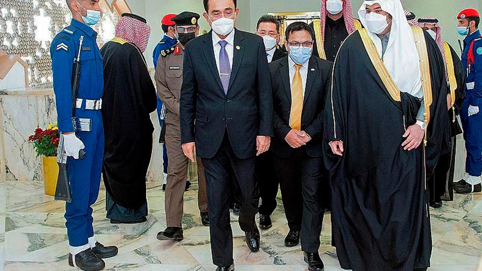 Thailands premiärminister Prayuth Chan-O-Cha (till vänster) tas emot av Riyads viceguvernör prins Mohammed bin Abdulrahman bin Abdulaziz.
