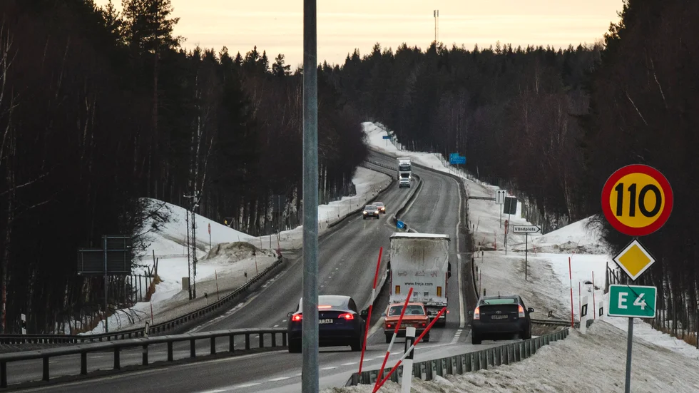 Påfartssträckan är, enligt boende i Kopparnäs, alldeles för kort. Här måste bilen som ska ut på E4 bromsa och stanna eftersom den inte fått upp tillräcklig fart.