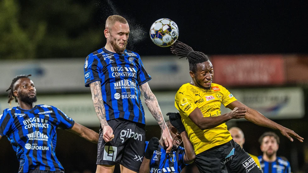 Adam Ståhl i nickduell mot Mjällby i fjolårets allsvenskasäsong. 