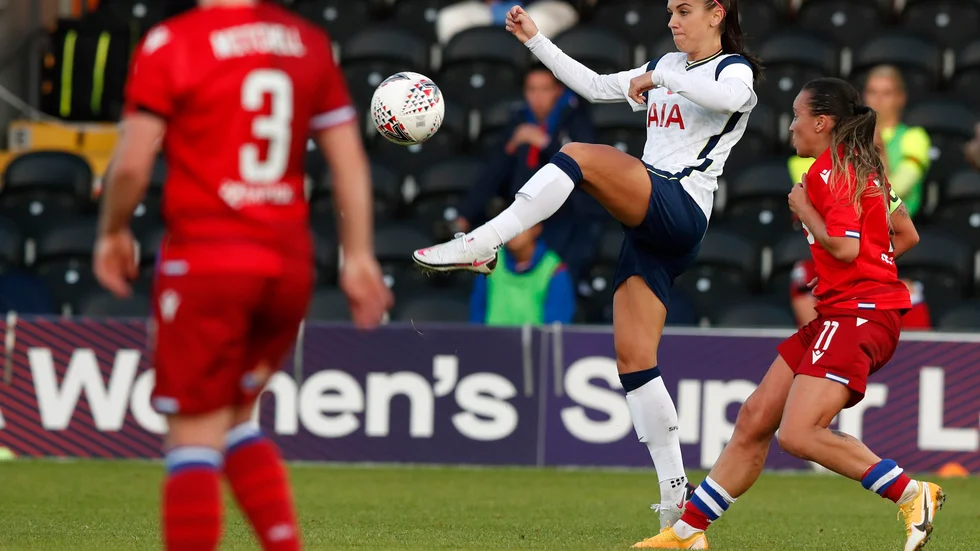 Tottenhamstjärnan Alex Morgan (i mitten) födde barn 2020 och var tillbaka på fotbollsplanen igen efter ett halvår. Arkivbild.