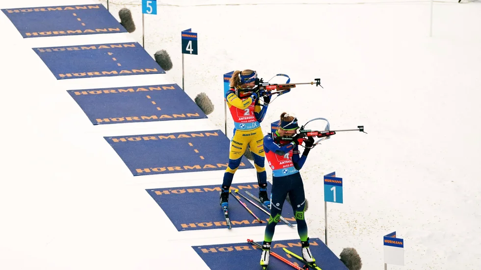 Mona Brorsson på skyttevallen under lördagens stafett.