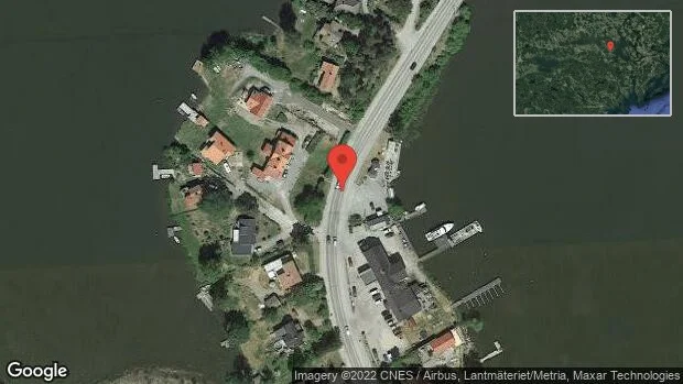 En personbil i singelolycka på väg 980