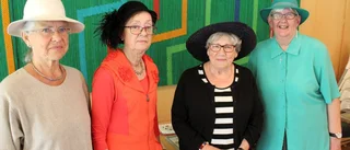 Firade 80 år med en häftig hattparad