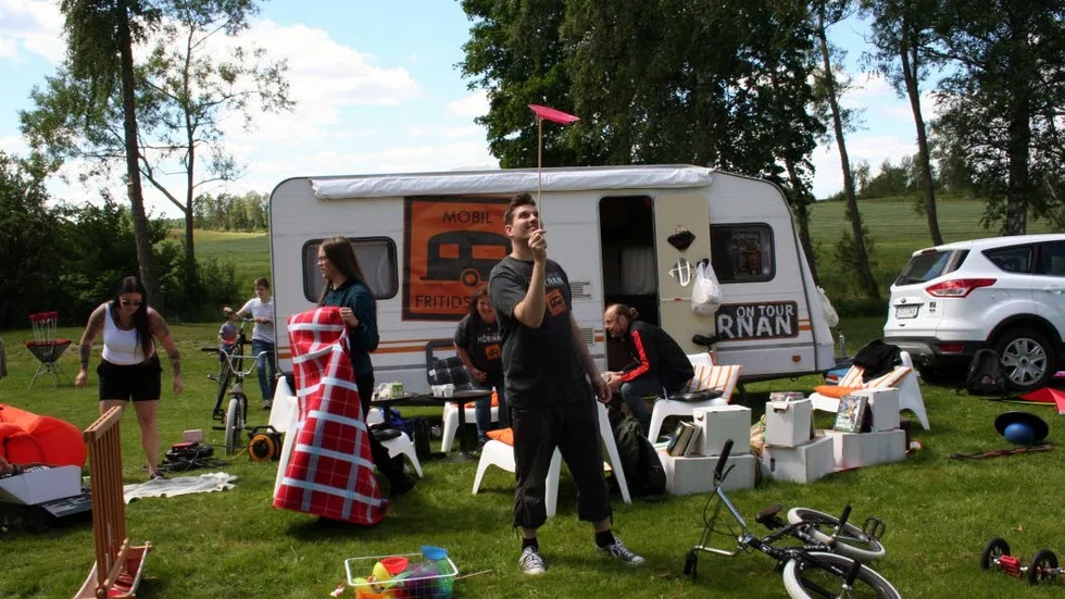 Snurr. Jesper Karlsson och Hörnan kommer att spinna vidare till en rad olika platser i Finspång innan sommaren är slut.