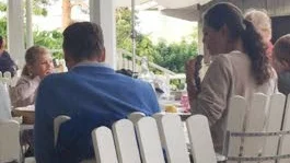 Middagsbesök. Kronprinsessan Victoria med familj och vänner besökte Arkösunds hotell.