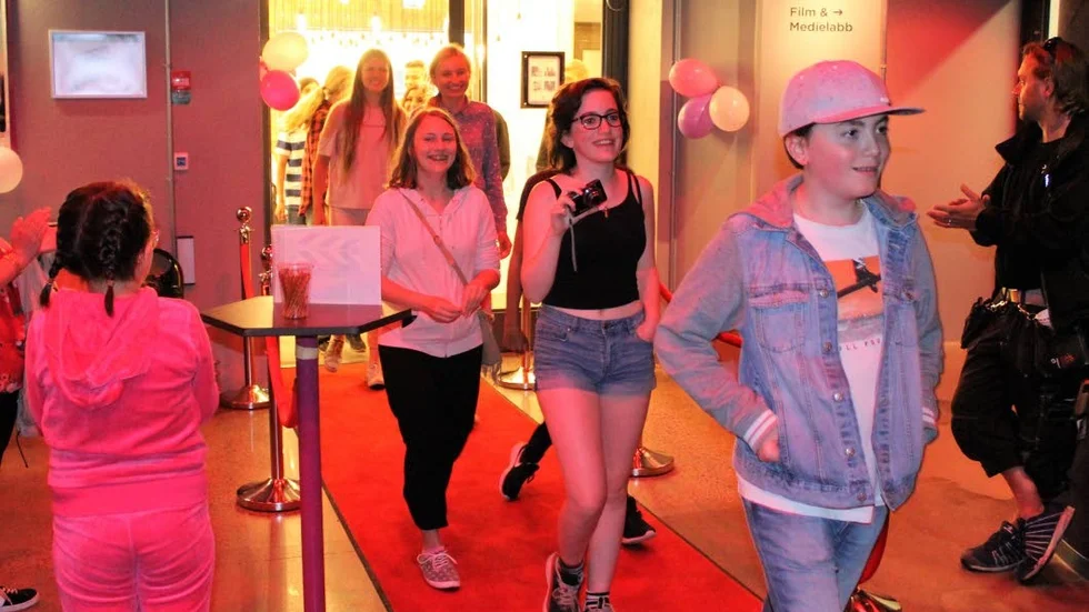Röda mattan! Här mottogs filmmakarna av de inbjudna.