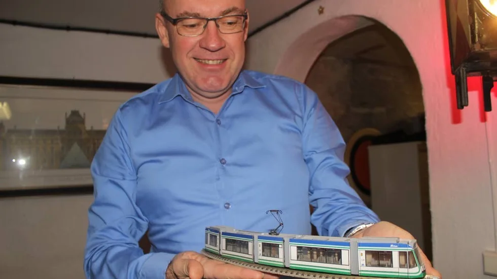 Spårvagnsförsäljare. Tågentusiasten Wolfgang Schreyer har även sysslat med spårvagnar, när han var spårvagnsförsäljare hos Siemens i Tyskland.