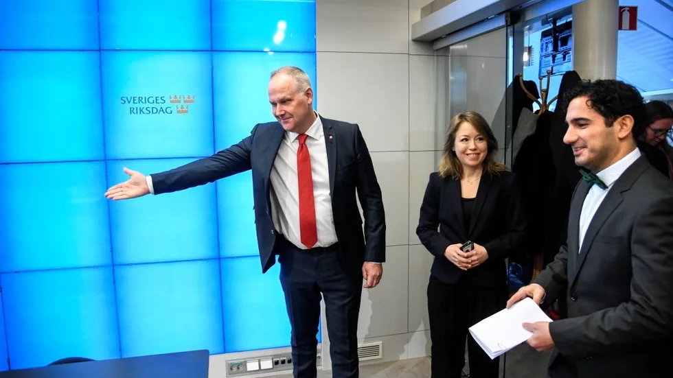 Vinstfritt. Vänsterpartiets Jonas Sjöstedt talar om för Ardalan Shekarabi var han ska stå och vad han ska säga.