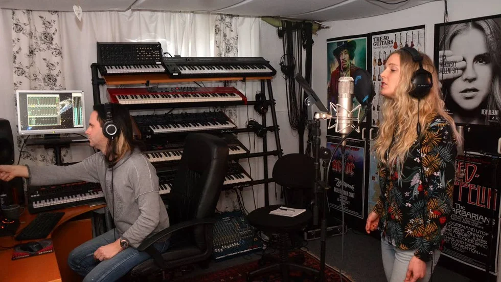 Tystnad, tagning. Anders Berlin på Over the top-studios rattar in sångljudet för Emilie Höijer för en kommande låt: "I think I love you".