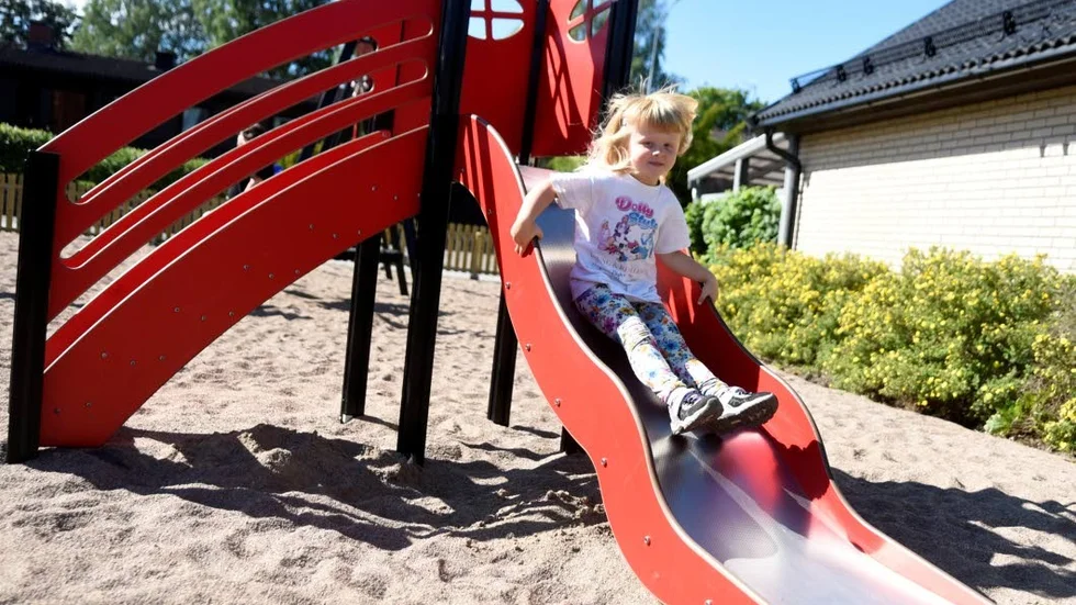 Full fart. Ella Edberg i full fart i den nya rutschbanan.