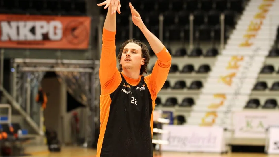 Det blir inget mer spel i Dolphins för Cole Darling som tar en timeout från basketen.