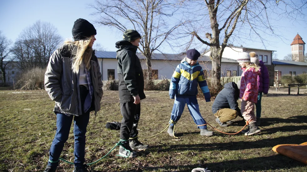Sally Engström, Elias Nordborg, Helmi Åberg, Nora Engström och Iris Jegerhjelm leker "tusenfotingen". Arne Peters ger instruktioner.