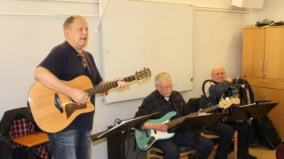 Kompgrupp. PRO-sångarnas kompgrupp består av från vänster Roland Kratz, Leif Gårdman och Göran Svensson.