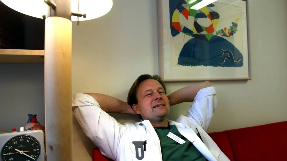 "Man kan gå ner i vikt på precis vad som helst bara man minskar kaloriintaget", säger professor Fredrik Nyström som inte ser något konstigt i att banta genom att äta hamburgare.