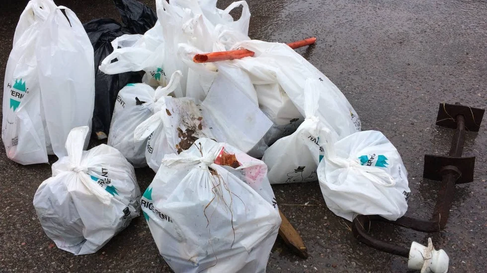 Skräp. Insamlat skräp från Gullvivans förskola.