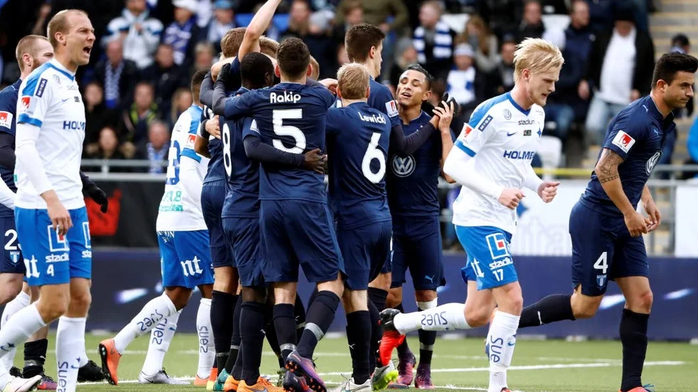 Guldchans. Malmö FF har, om Djurgården förlorar, chans att säkra SM-guldet på Östgötaporten på måndag.