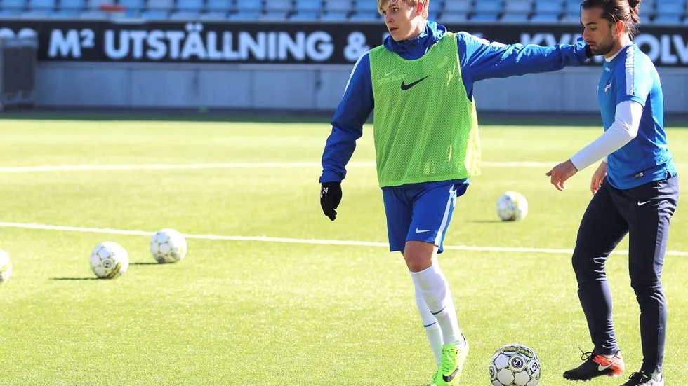 Arnór Sigurdsson bekantar sig med Christopher Telo under fredagens träning på Östgötaporten.