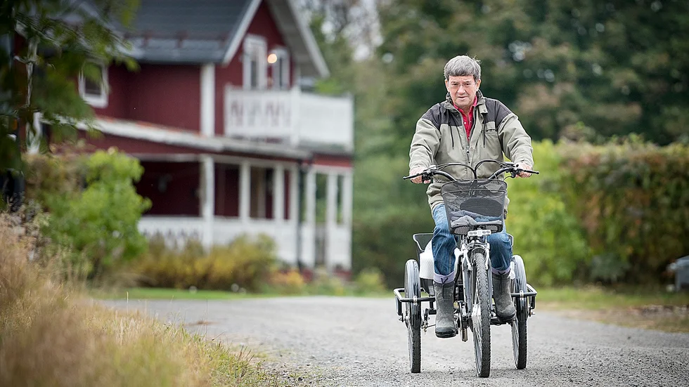 Nytt liv. Istället för att köra motorcykel får Hans-Eric Wallin nöja sig med att ta sig fram med hjälp av den trehjuliga elcykeln. Foto: Lars Eriksson.