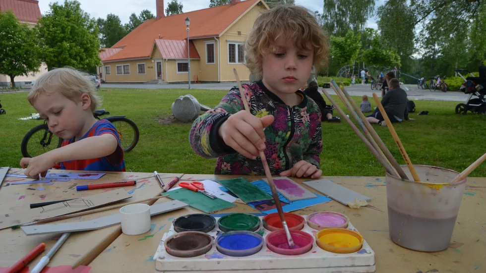 Färg och fantasi. Syskonen Frans och Doris Hultgren pysslar på ett sommarskrudat Nordanå. Foto: Elisabeth Eriksson.
