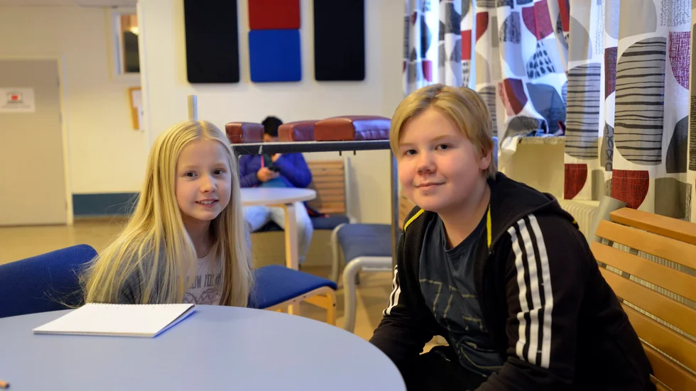 Sexor. Linnea Elveback och Calle Brännström går sjätte klass och fick höra om SKL:s jämförelse på fredagsmorgonen i klassrummet. "Det känns kul att gå på en bra skola, säger Elveback.” Foto: Foto: Sofie Abrahamsson.