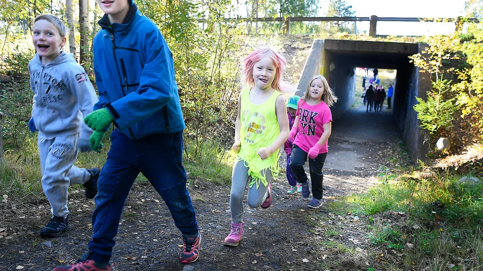 Spring i benen. I den rasande starten i Bureskolans Skoljogg kom Junie Vidman och tätt efter kommer Nellie Rönngren. Foto: Jeanette Lövgren.