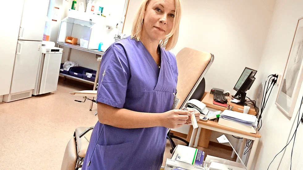 Bra för patienterna. Tina Lundström, sjuksköterska på 1177 Vårdguiden på telefon är positiv till idén: ”Det är jätteroligt att få vara en del av projektet och det är bra för patienterna”, säger hon. Foto: Karin Israelsson.