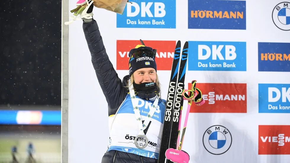 Elvira Öberg slutade tvåa i sprinten. Trots två bom.