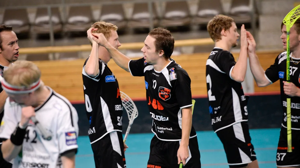 HIGH-FIVE FÖR POÄNGEN. Lika många fingrar som man har på en hand, ja så många poäng tog IBK i helgen. Foto: Carina Kvist.