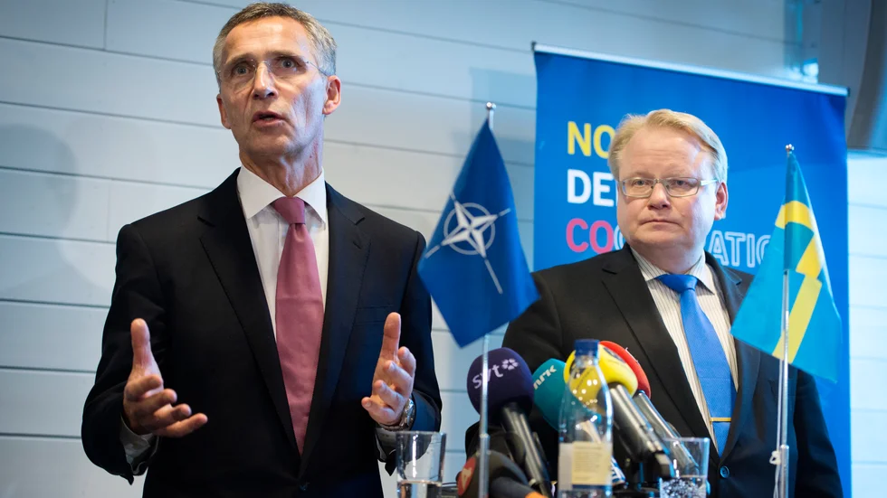 Natos generalsekreterare Jens Stoltenberg, tillsammans med Sveriges försvarsminister Peter Hultqvist (S). Foto: Jessica Gow/ TT Foto: Jessica Gow/TT.