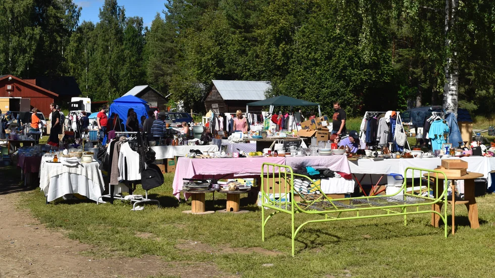 40 försäljare finns på plats på gårdsloppisen i Medle i dag. Foto: Elisabeth Eriksson.