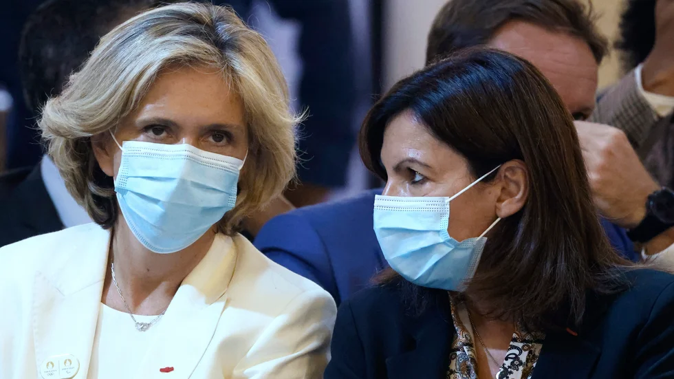 Valérie Pécresse (till vänster) är en av finalisterna när franska högerpartiet Republikanerna ska välja presidentkandidat. Vinner hon blir socialdemokratiska Paris-borgmästaren Anne Hidalgo (till höger) en av motståndarna i valet i vår. Arkivfoto.