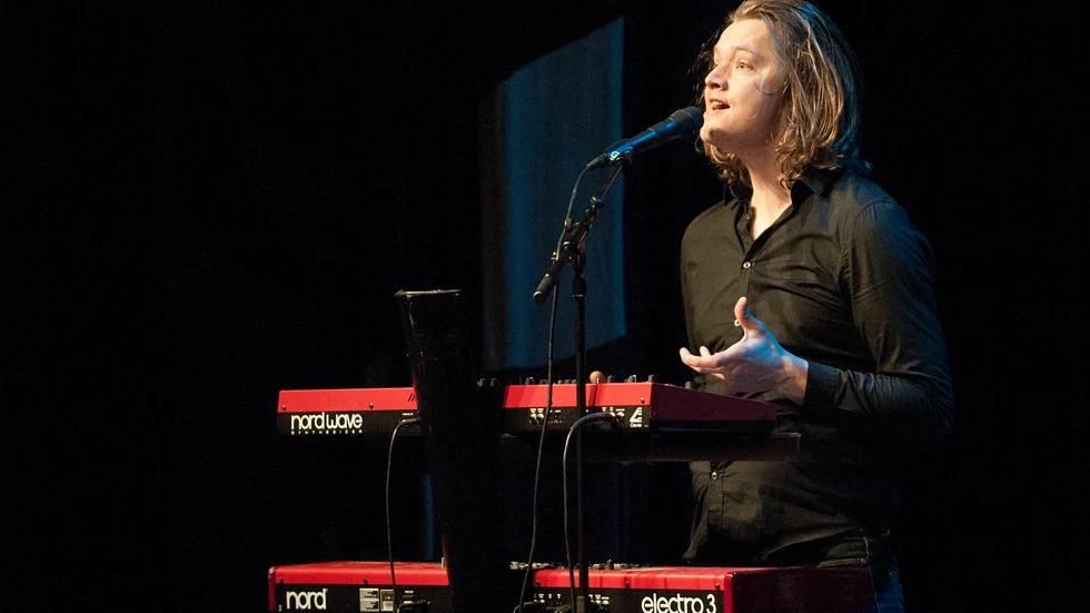 Skönsjungade. Simon Åkesson behärskar både sång och synthesizer