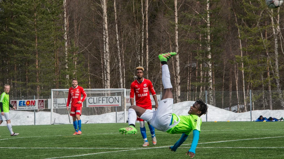 Publikfrieri. Arvidsjaurs Patricio Quinonez Gomez skickar bollen in till motståndarnas målområde. Där väntar Simon Alsenhag som, med assist från Johan Holmqvist, gör ytterligare ett mål för Arvidsjaur