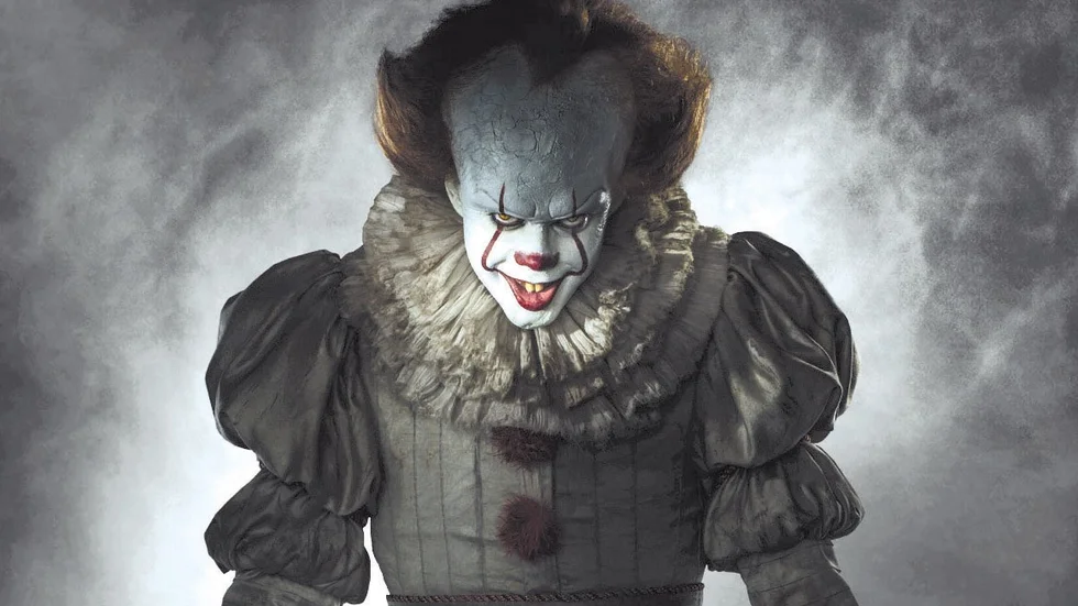 Ond clown. Bill Skarsgård gör sin Pennywise till något riktigt otäckt. Foto: Marco Grob.