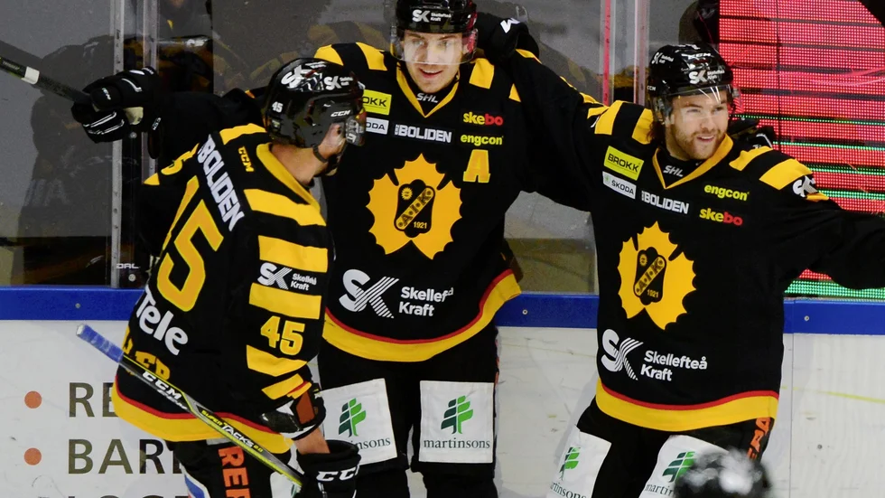 Pär Lindholm gratuleras av Oscar Möller och Mark Katic efter sitt mål som betydde 2–1. Foto: Robert Granström/TT.