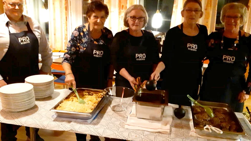 PRO Nyborgs festkommitté serverade oxfilé och potatisgratäng.