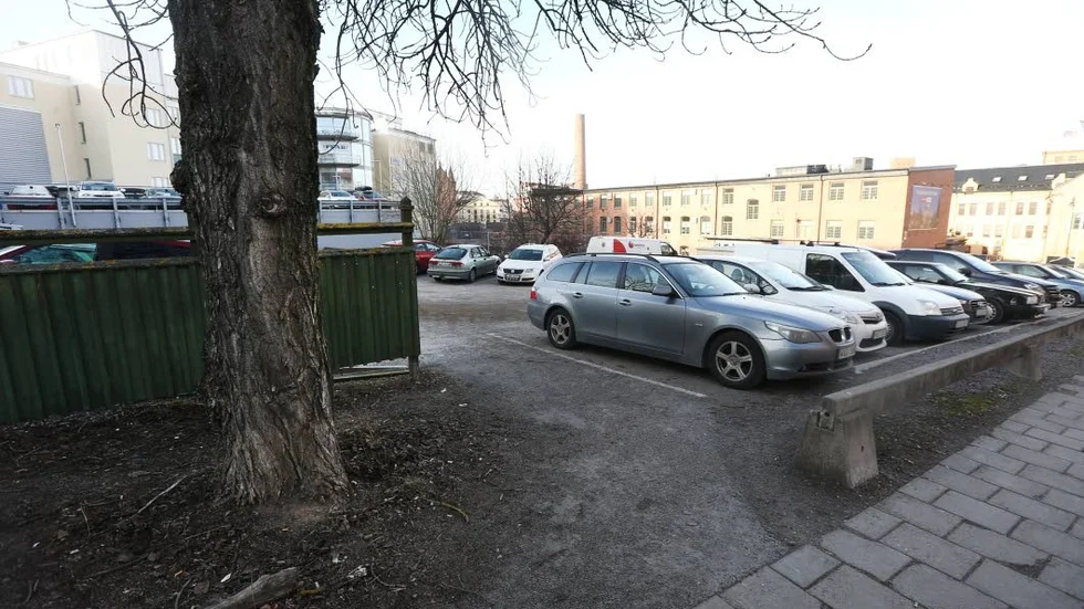 Kvarteret Bommen. Parkeringen ska bebyggas.