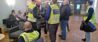 Tvingades ta av ordningsvästarna