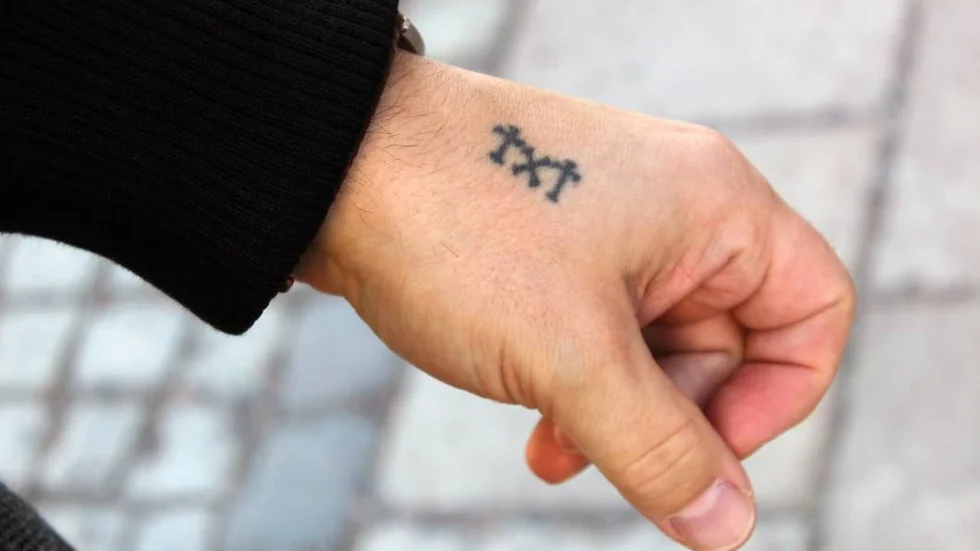 Att skriva är en av de sysselsättningar som får Joakim att må bättre, men när han fastnar i sitt dåliga mående har han svårt att komma ihåg det. Därför har han tatuerat in ”txt” på handen för att påminna sig själv.