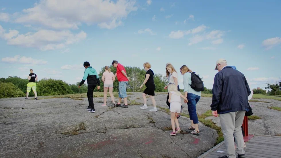 På Himmelstalund finns det tre bergshällar med hällristningar: Björnhällen, Svinhällen och yxhällen.