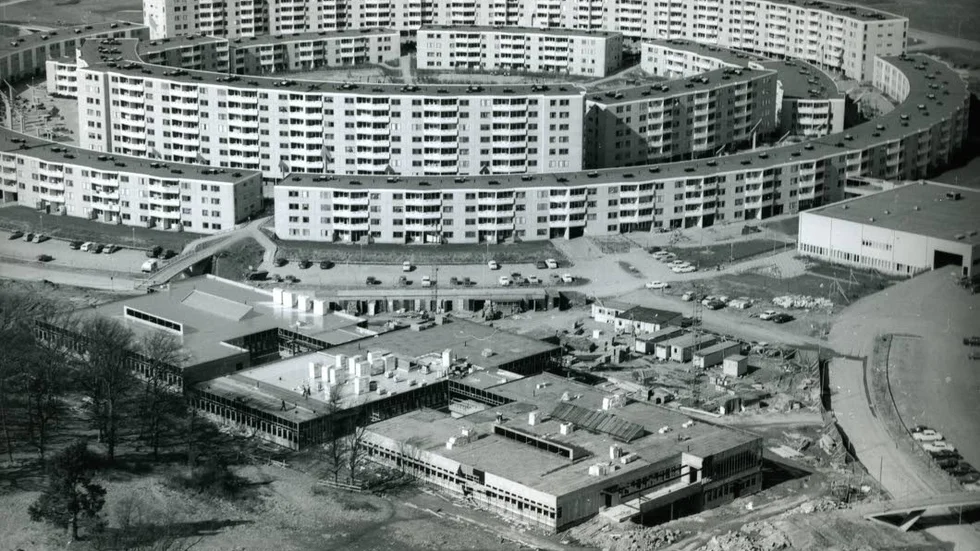 Från järnspiselrummet till miljonprogrammet. Boendet i Norrköping förändrades dramatisk under 1900-talets andra hälft. Det berättar guidningen "Stadens årsringar" om. Bland annat passeras Navestad där miljonprogrammet var tydligt. Bilden är från 1975.