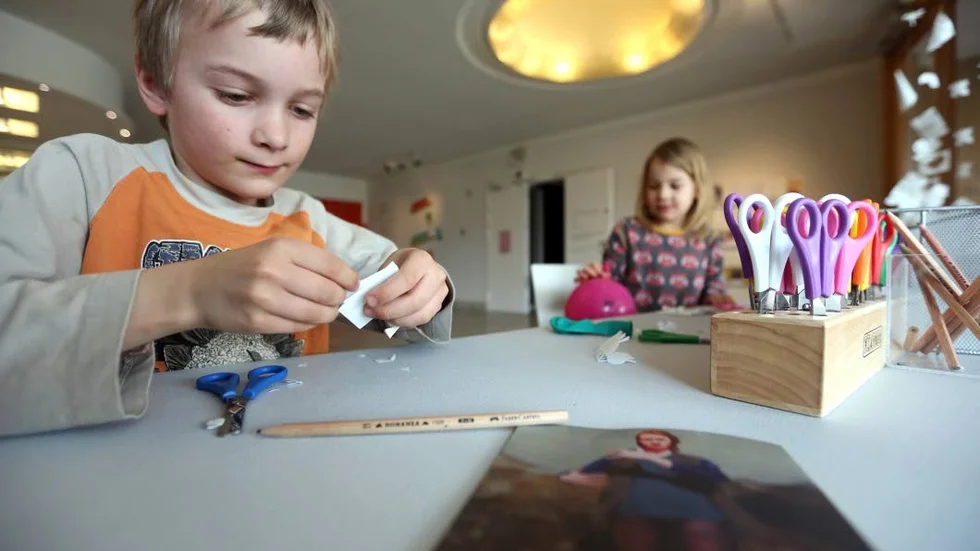 Luftslottet heter Konstmuseums stora utställning och under hela påskveckan pågår skapande verkstad som knyter an till temat. Elis, 8,  vek och klippte en mobil som hängdes upp i luften i entrén medan lillasyster Elsa, 6, blåste ballong.
