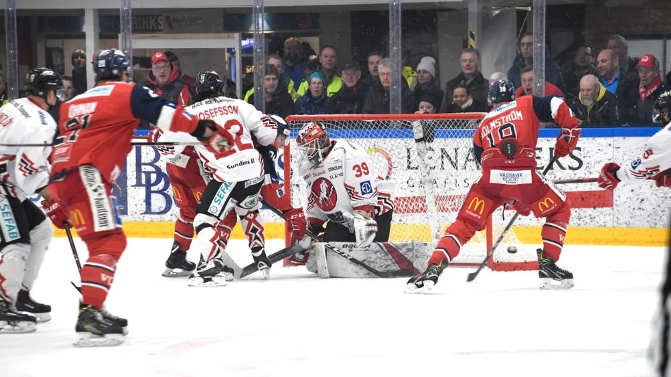 VÄSTERVIK, SVERIGE - 8 MARS 2019 : Pucken smiter precis utanför Hästenmålet under matchen i HockeyAllsvenskan mellan Västervik IK och Vita Hästen i Plivit Trade Arena den 8 mars i Västervik ( Foto: Ilkka Ranta / Frilansfotograferna ) 


Nyckelord Keywords: Ishockey, HockeyAllsvenskan, Västervik IK, Vita Hästen, ***Betalbild***