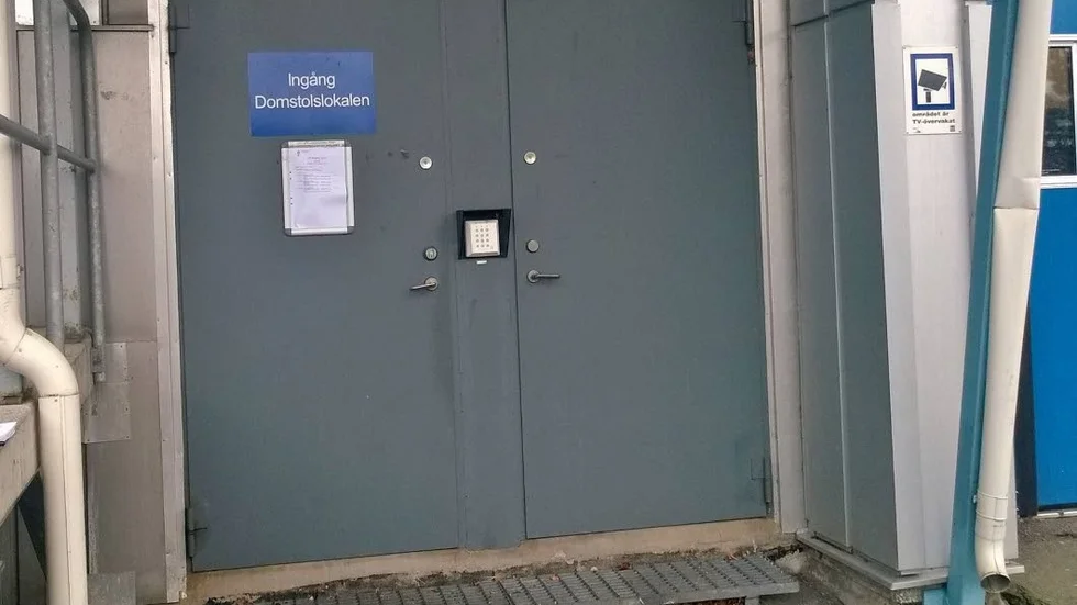 Säkerhetsrisk. Förhandlingen hölls i polisens säkerhetssal.