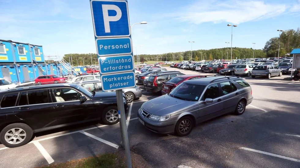 SKYLTAS OM. Nästa år räcker det inte med ett tillstånd. Då krävs det pengar också.