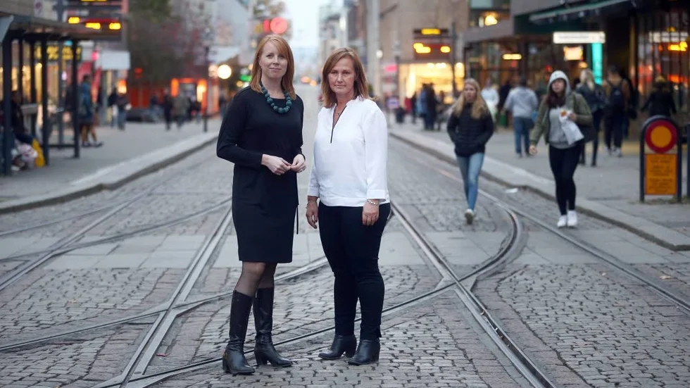 Kan stänga DÖ? Annie Lööf - här på besök hos Juno Blom i Norrköping - leder ett växande centerparti som är inne i ett positivt spinn.